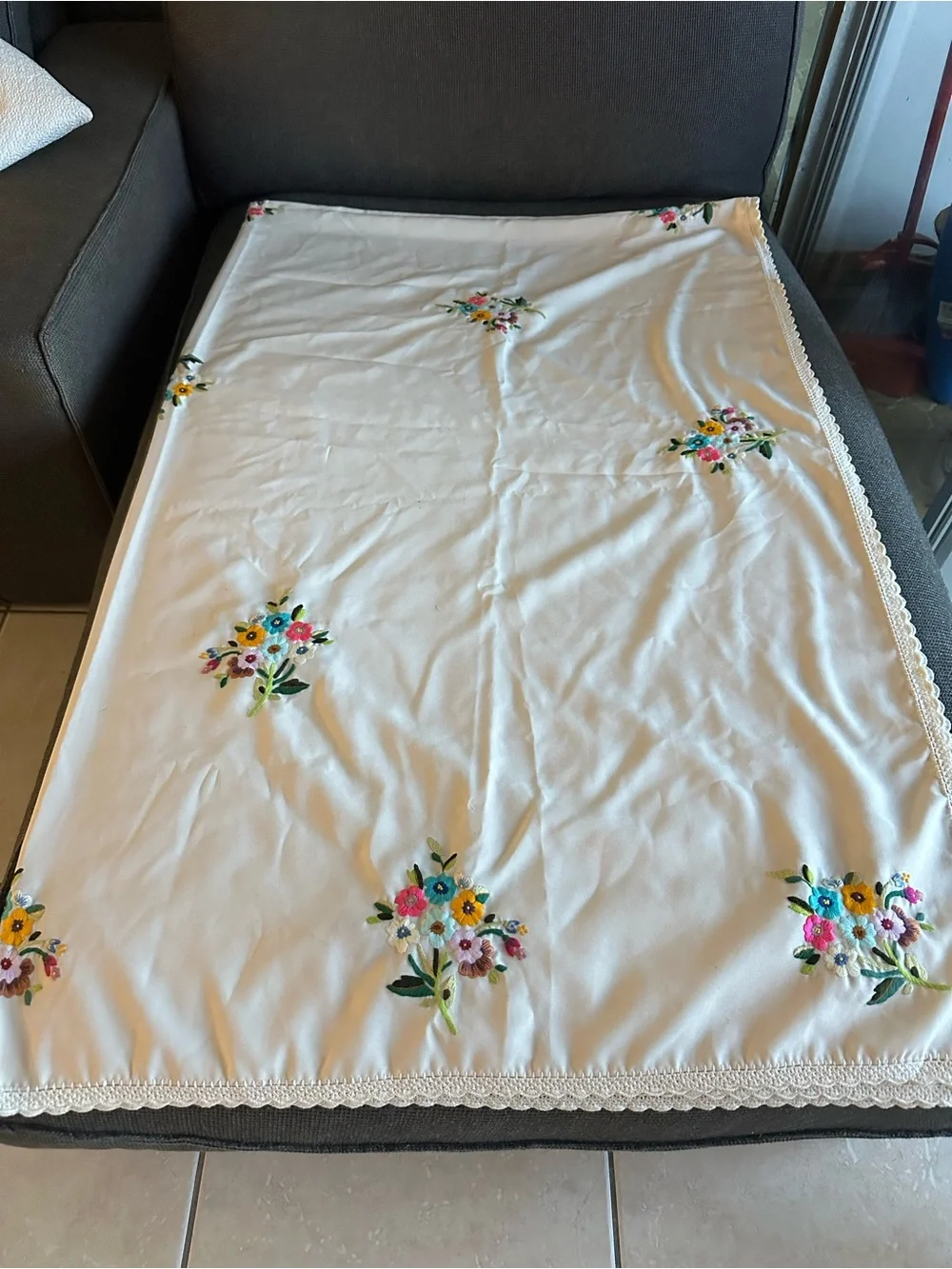 Vintage Embroidered Floral Cream tablecloth with Scalloped Edge, 94”x 60 “